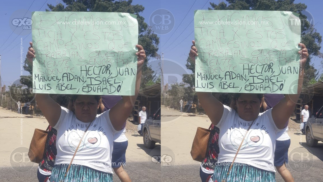 Varias personas, mayoritariamente mujeres y niños se manifiestan en carretera de Zihuatanejo