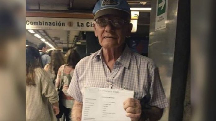 Con curriculum en mano ancianito pide trabajo para pagar los gastos médicos de él y su esposa