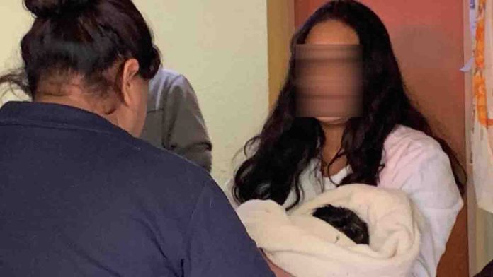 Adolescente finge haberse encontrado un bebé, era de ella