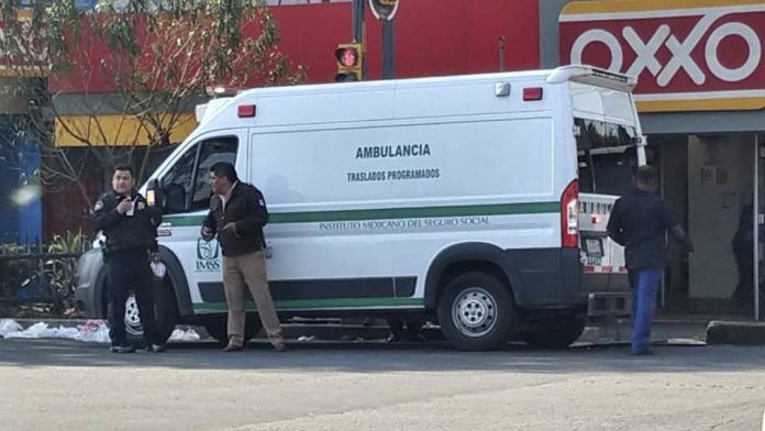 Ambulancia del IMSS atropella a peatón y la misma lo lleva al hospital