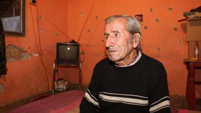 Anciano vivía en auto abandonado hasta que una familia cambió su vida
