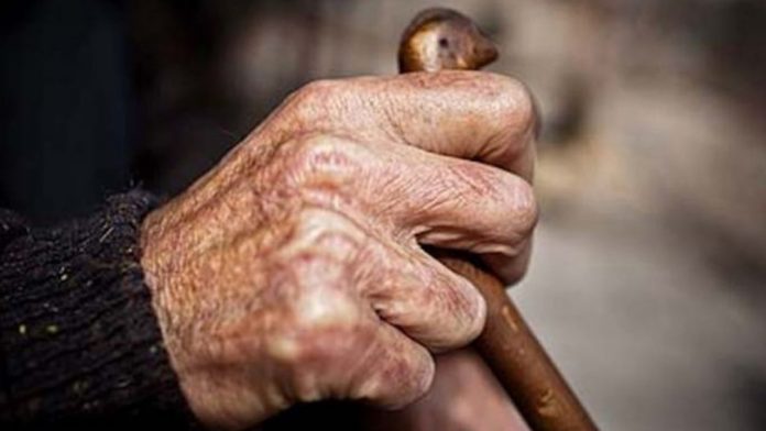 Hombre mantenía a su madre amarrada y sin comer en el patio de su casa