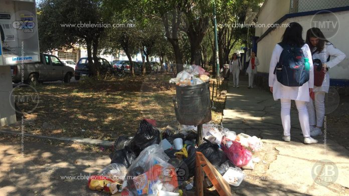 Montañas de basura inundan Hospital Civil