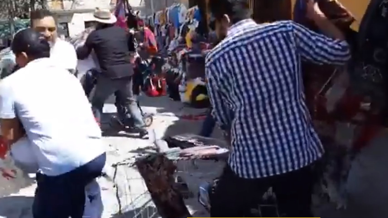 Video: ¡Indignante!, tumban puesto y se llevan la mercancía de mujer indígena con bebé en brazos Video: ¡Indignante!, tumban puesto y se llevan la mercancía de mujer indígena con bebé en brazos