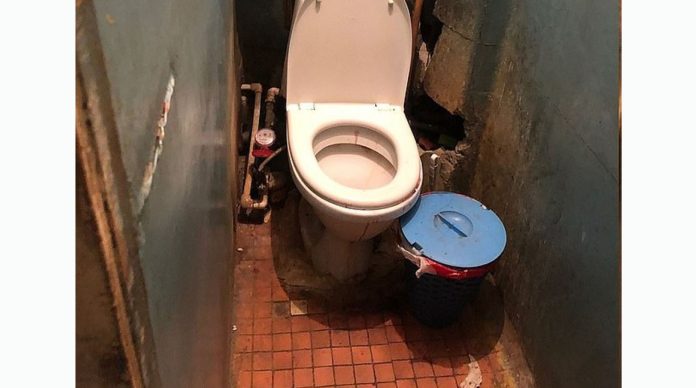 Mujer da a luz en una fiesta y tira a su bebé a la basura