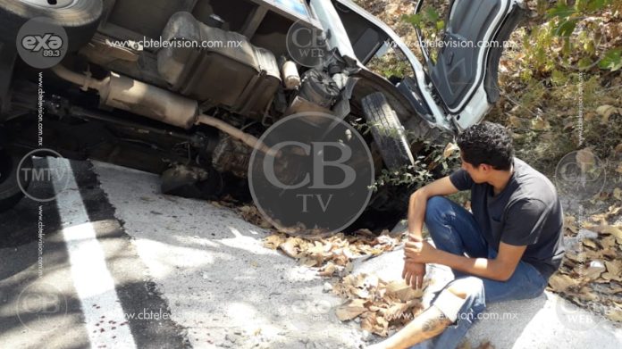 Vuelca camión de paquetería en la Villa Madero - Carácuaro