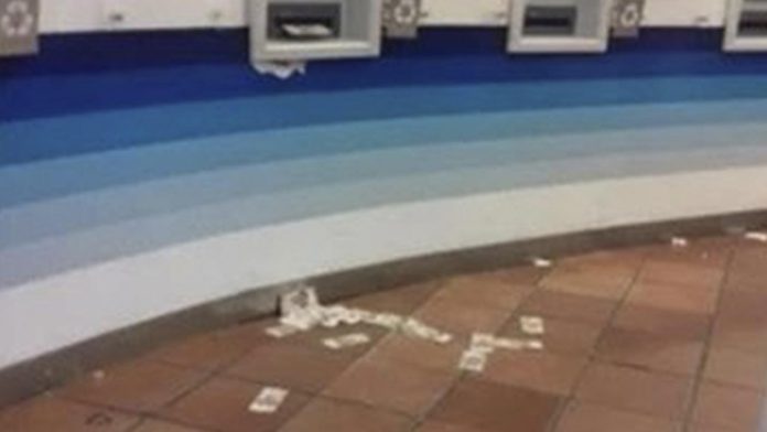 Cajero automático arroja billetes de $500 en Guanajuato 