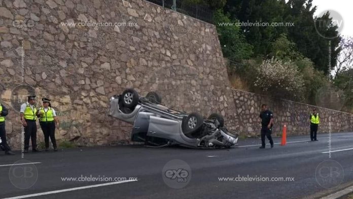 Vuelca camioneta frente a Casa de Gobierno