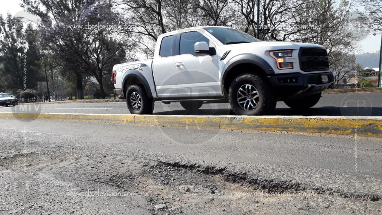 Denuncian enormes baches en libramiento oriente de Morelia