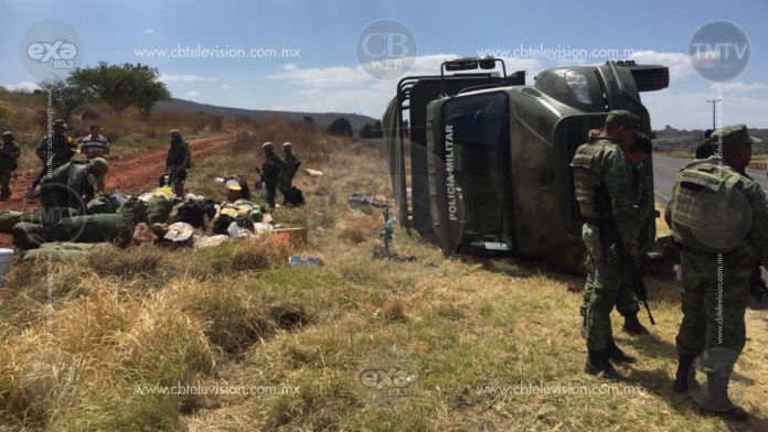 Vuelca camión con militares; hay seis heridos