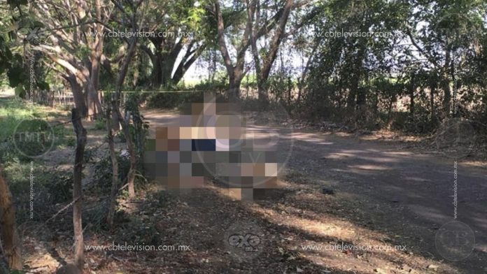 Encuentran un hombre muerto en terracería de Apatzingán