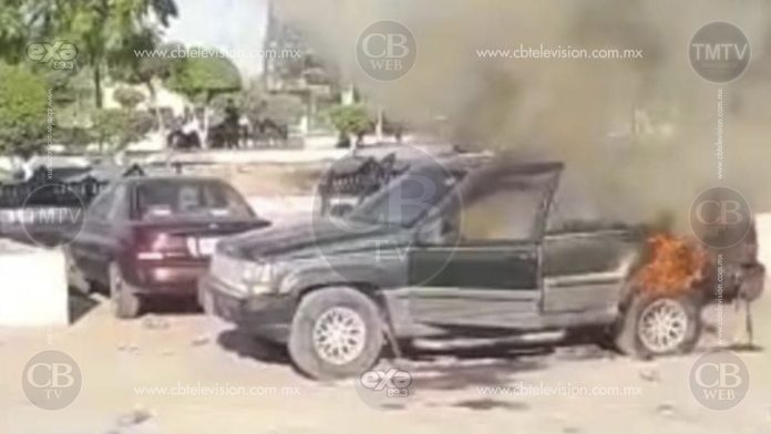 Se quema camioneta en plena vía pública de Mujica