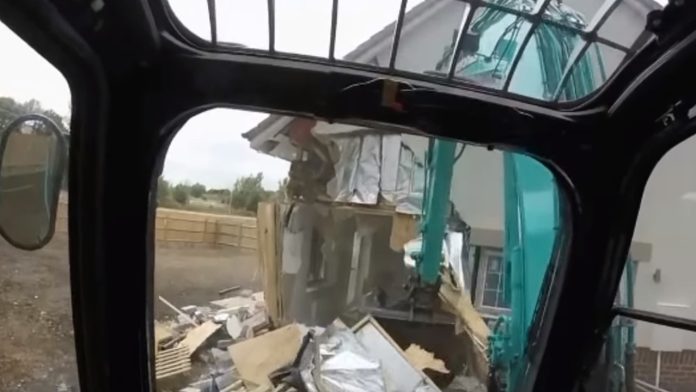 Hombre destruye cinco casas nuevas por no recibir su sueldo