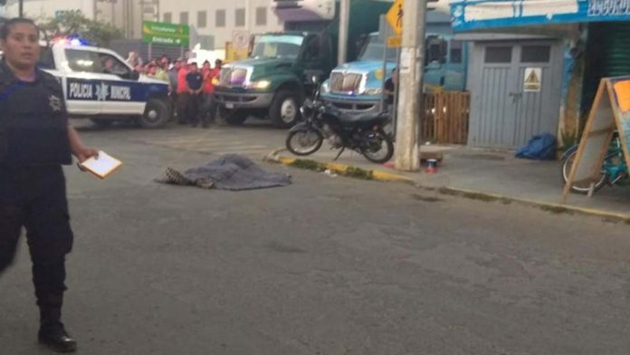 Video (+18): Atacan a balazos a cuatro personas mientras comían