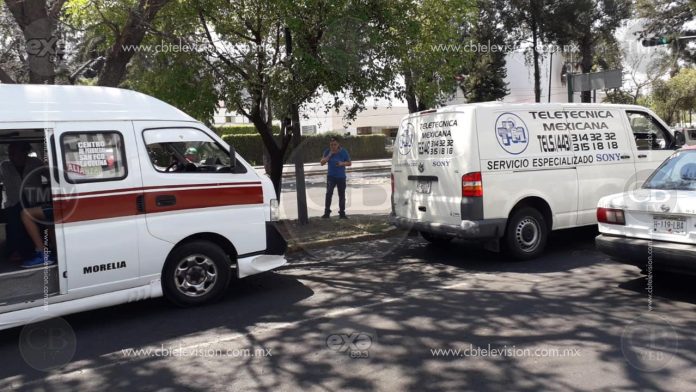 Choca combi llena de pasajeros en Av. Camelinas, no hay lesiones de gravedad