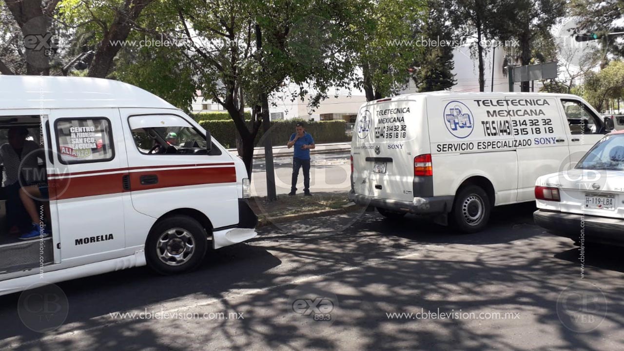 Choca combi llena de pasajeros en Av. Camelinas, no hay lesiones de gravedad Choca combi llena de pasajeros en Av. Camelinas, no hay lesiones de gravedad