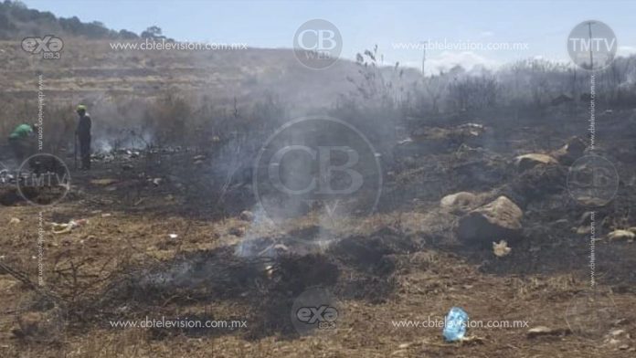 Incendio de pastizal llega hasta basurero de Zitácuaro