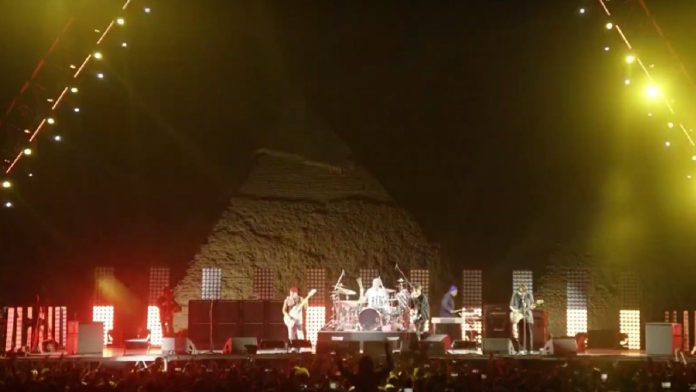 Fotos del histórico concierto de Red Hot Chili Peppers en las Pirámides de Egipto