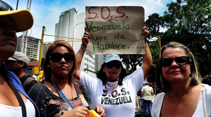 Desgarradora foto, madre venezolana carga con el cuerpo de su hija que murió de hambre