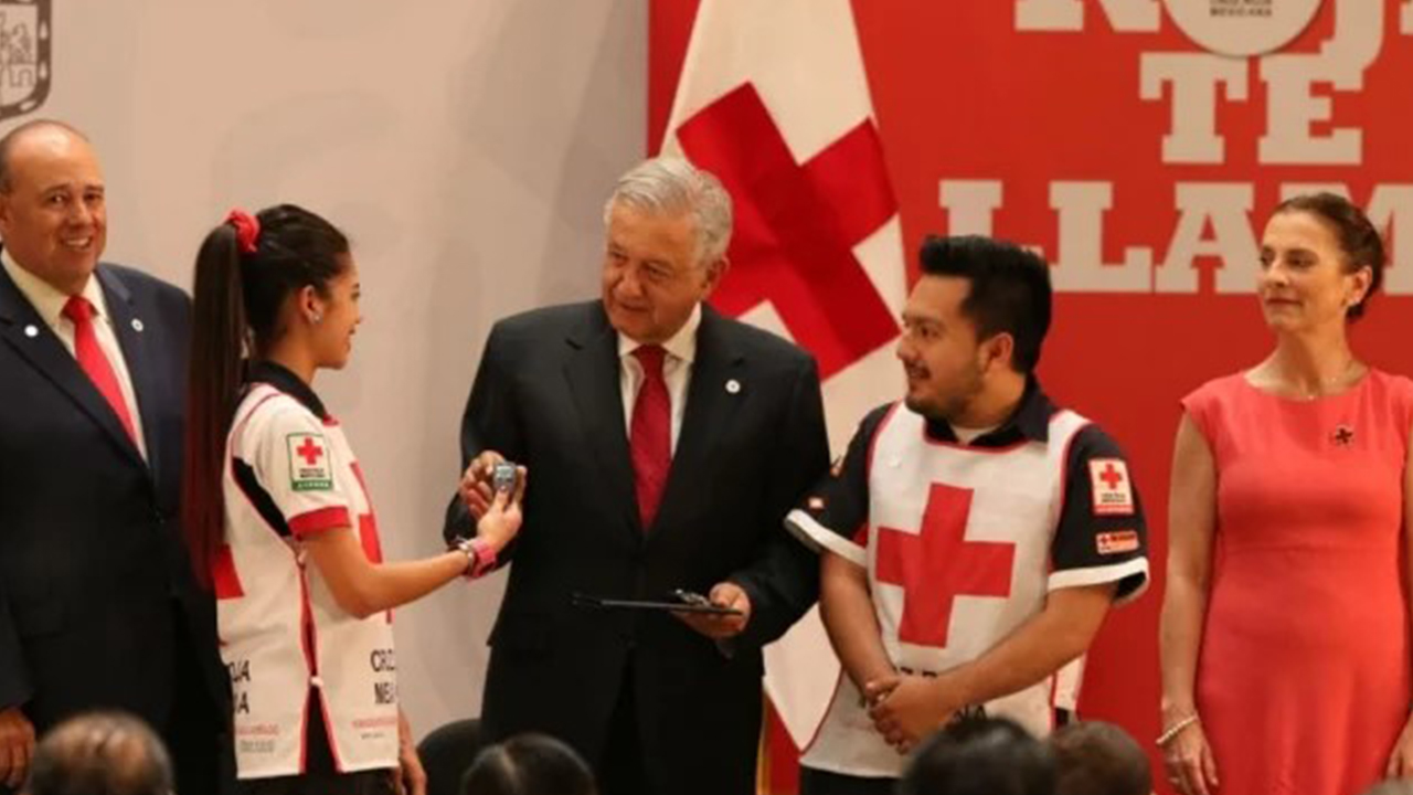 López Obrador arranca la colecta de la Cruz Roja López Obrador arranca la colecta de la Cruz Roja