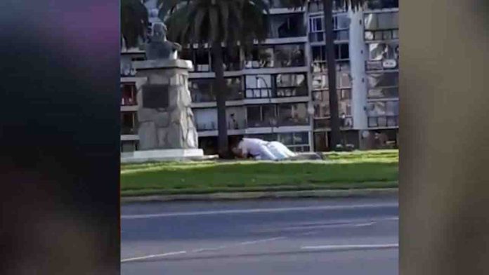 Graban a pareja teniendo relaciones sexuales en una transitada glorieta