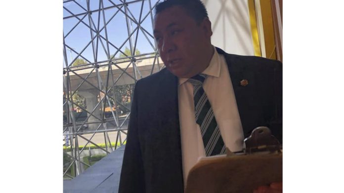 Corren a una joven de centro comercial de la Ciudad de México por comer en Tupper