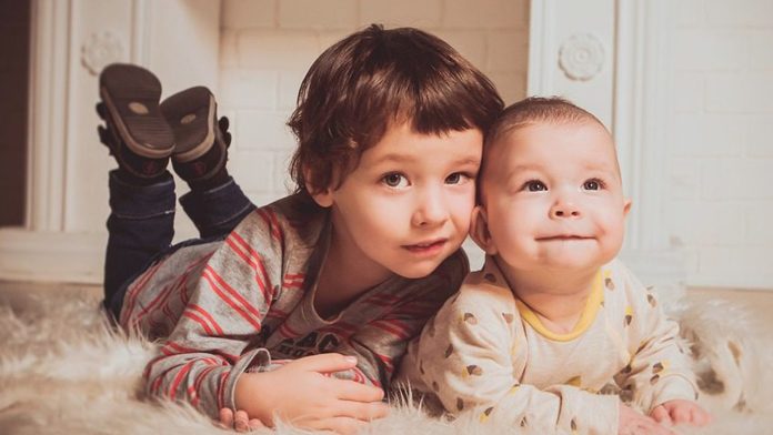 Según estudio, tener hermanos menores te hace empático y amable