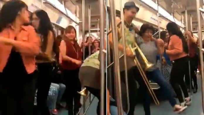 Video: Se arma la fiesta en el metro, pasajeros bailan al ritmo de “La Chona”