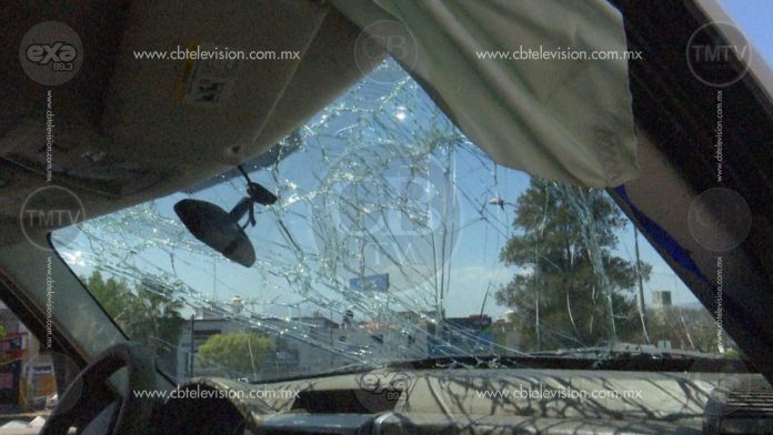 Choque vuelca camioneta con familia de Irapuato en libramiento oriente de Morelia