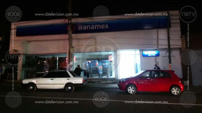 Hacen agujero en el techo de un banco para entrar a la bóveda en Morelia