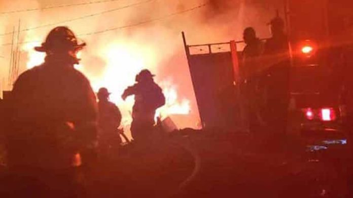 Héroes en Veracruz; vecinos salvan a tres niños de una casa en llamas