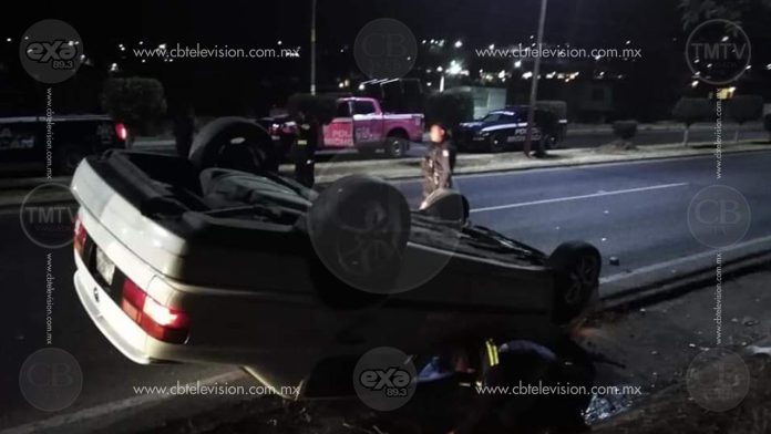 Vuelcan su automóvil y lo abandonan frente al INE