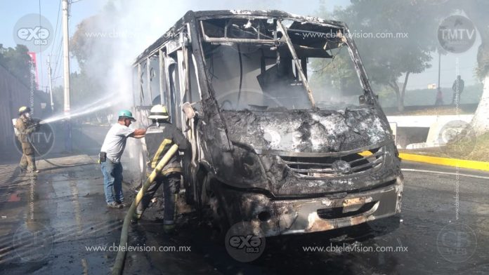 Arde en llamas microbús de pasajeros afuera del IMSS