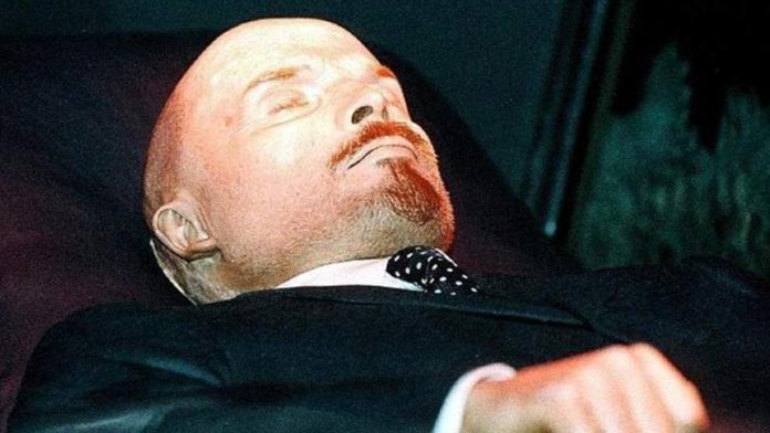 Hombre intenta revivir al comunista Lenin con aceita de oliva