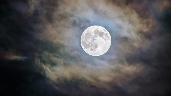 No te puedes perder este miércoles la súper “Luna de Gusano”, aquí te decimos por qué es tan especial