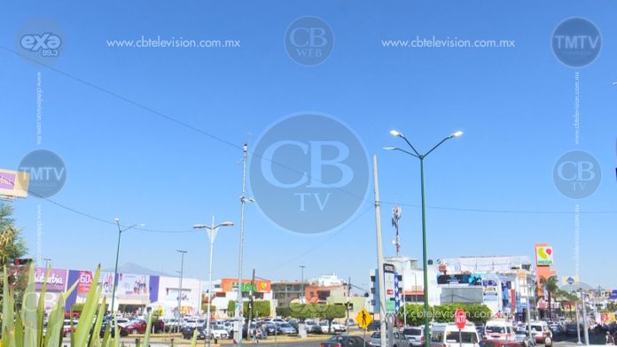 Denuncian morelianos falla en luminarias de Av. Camelinas, permanecen encendidas las 24 hrs