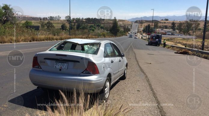 Pareja de adultos mayores chocan contra semoviente en la salida a Charo