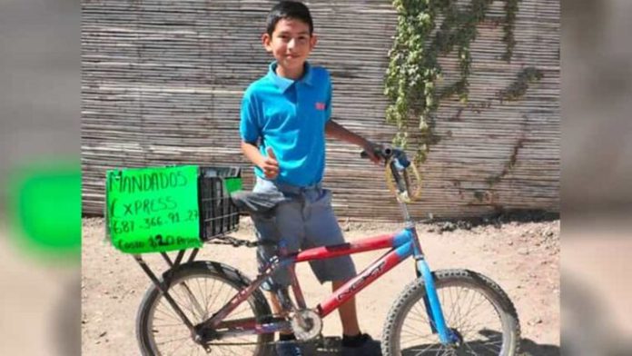 Julio, un pequeño con mente emprendedora se levanta a las seis de la mañana para trabajar en su bici