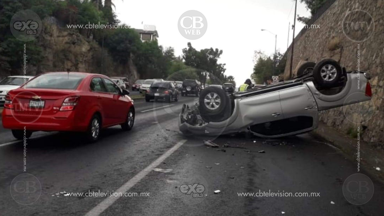 Vuelca camioneta frente a Casa de Gobierno