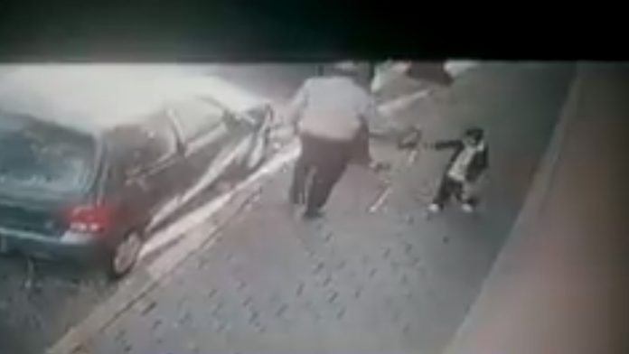 Video: Padre enseña a su pequeño hijo a robar en Ciudad de México