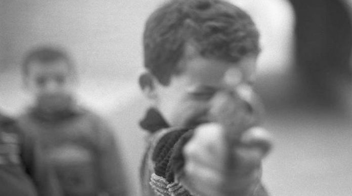 Hermanitos jugaban con la pistola de su papá en Puebla, uno perdió la vida