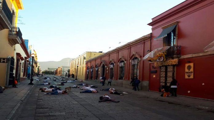 Mujeres simulan su muerte para hacer notorios los feminicidios en Oaxaca