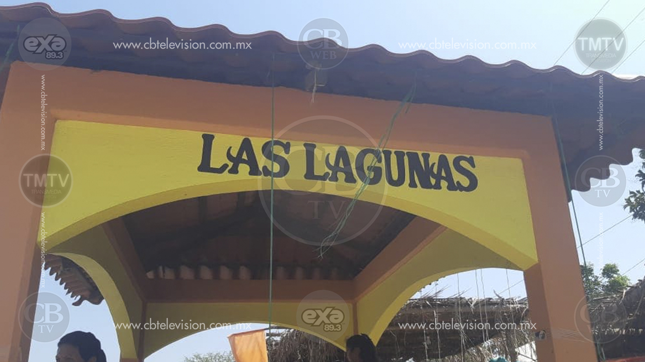 Varias personas, mayoritariamente mujeres y niños se manifiestan en carretera de Zihuatanejo