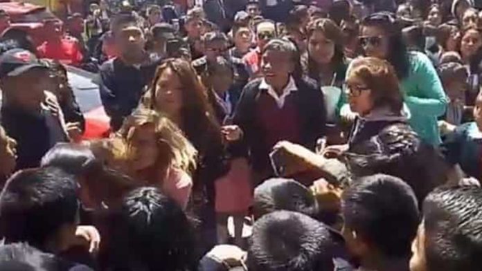 Video: Madre de familia se agarra a los golpes con una estudiante de secundaria