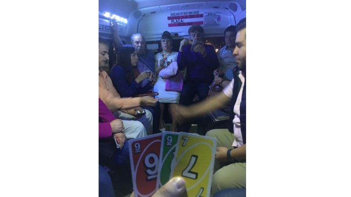 De nuevo los mexicanos: Pasajeros se divierten jugando Uno en el transporte público