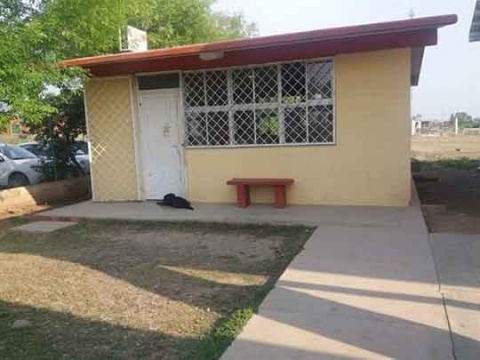 Perrito llegó hasta la escuela de su amo para verlo a través de la ventana
