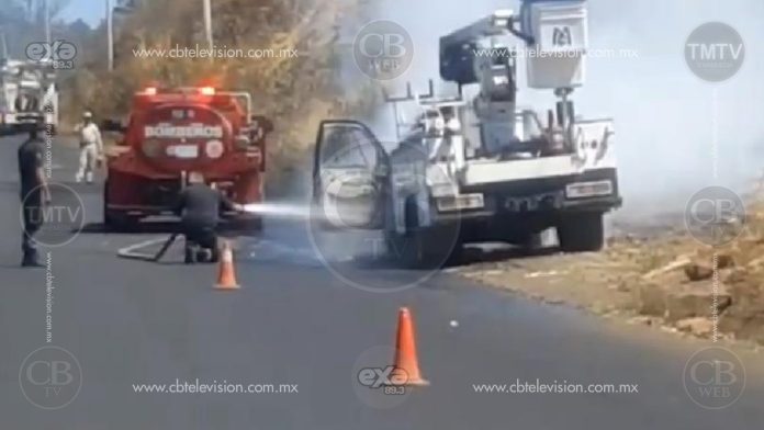 Dos vehículos terminan en llamas en puntos diferentes de Michoacán