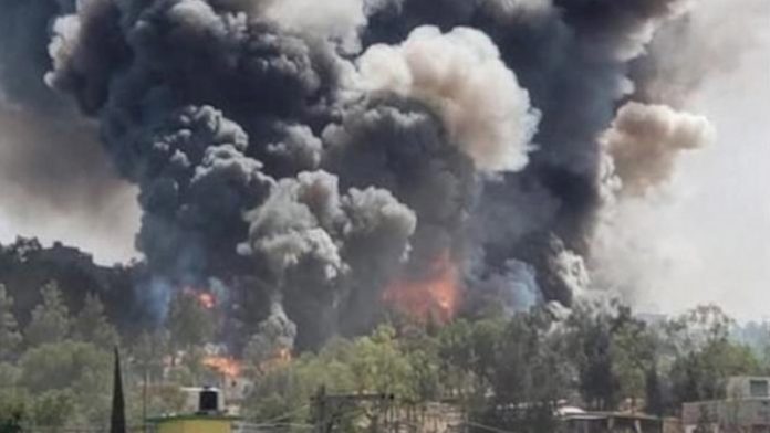 Explota polvorín en tianguis pirotécnico de Chimalhuacán