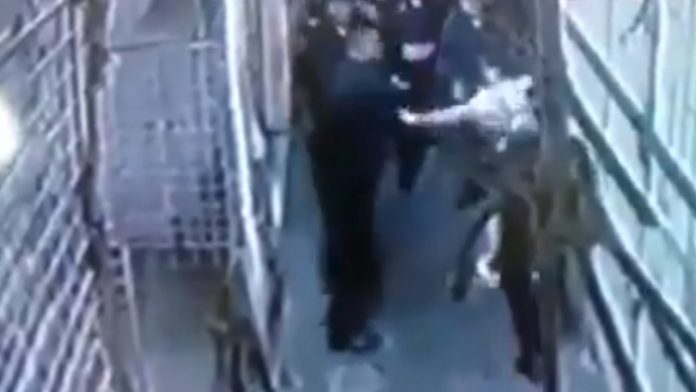 Video: Policías amenazan y golpean a dos mujeres en Tepito