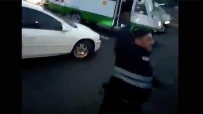Video: Policía agrede a ciudadano que supuestamente se negó a darle “mordida”